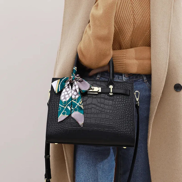 Nord Taschen | Handtasche für Damen - Großzügige Tasche mit strukturiertem Design und dekorativem Schleifenanhänger