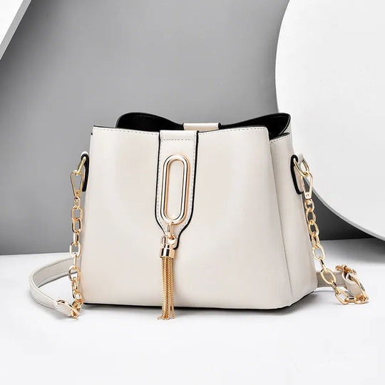 Nord Taschen | Umhängetasche für Damen - Stilvolle Schultertasche mit goldener Kette und modischem Quasten-Detail