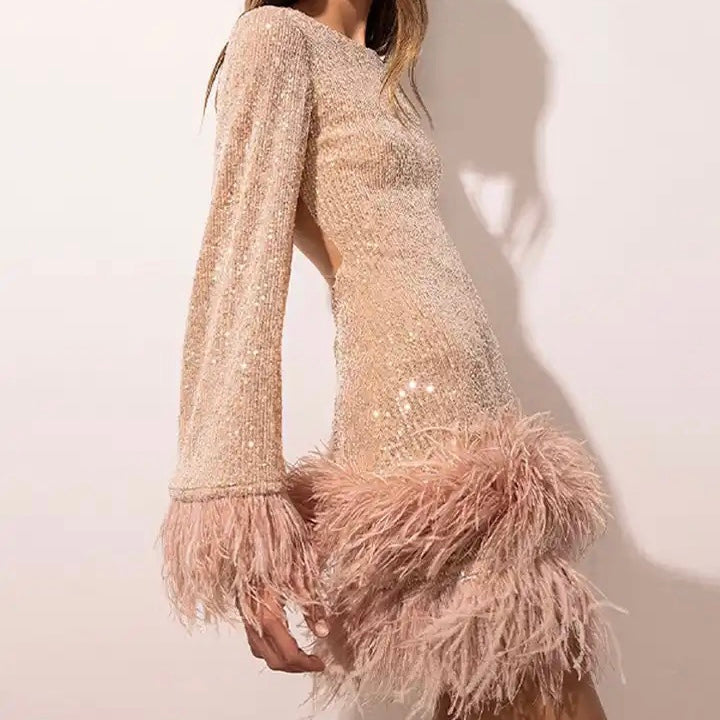 Glamouröses Kleid mit Pailletten und Federsaum Avellé