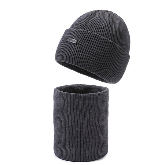 Wärmendes Set aus Strickmütze und Nackenwärmer