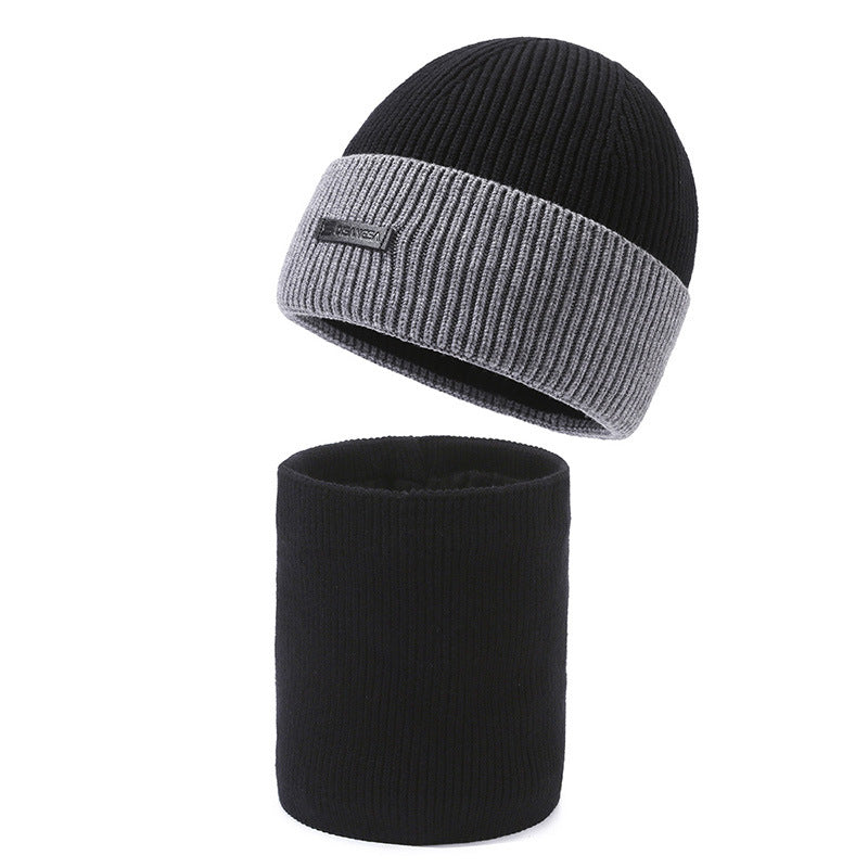 Wärmendes Set aus Strickmütze und Nackenwärmer