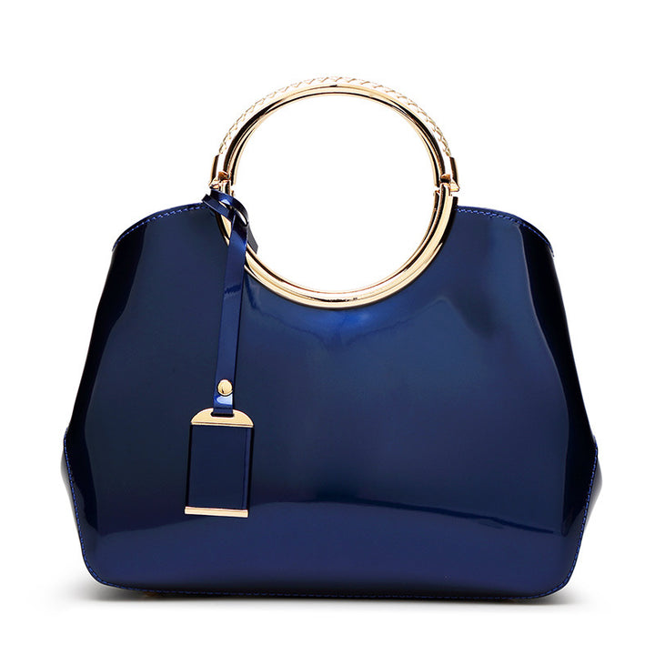 Damen Handtasche mit glänzender Oberfläche und elegantem Kettenhenkel Nord Taschen