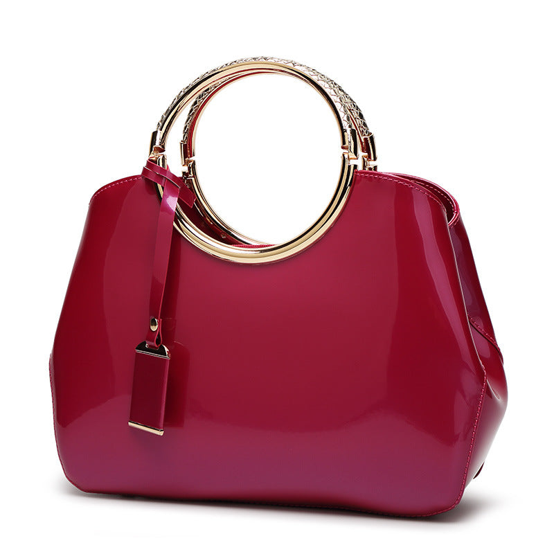 Damen Handtasche mit glänzender Oberfläche und elegantem Kettenhenkel Nord Taschen