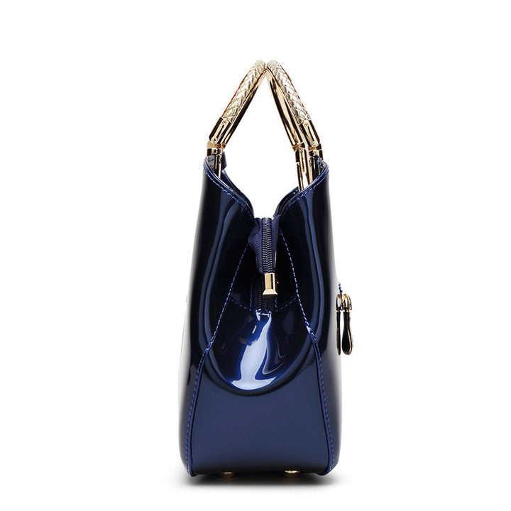 Damen Handtasche mit glänzender Oberfläche und elegantem Kettenhenkel Nord Taschen