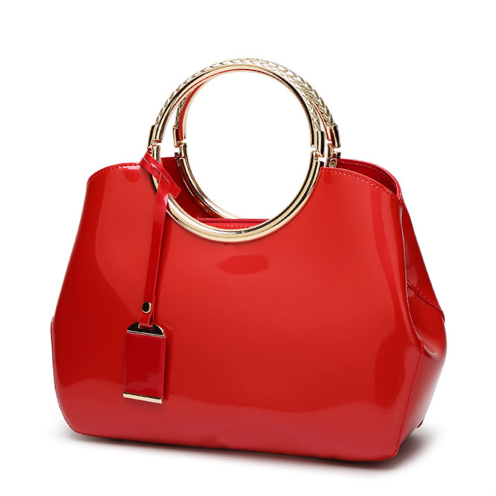 Damen Handtasche mit glänzender Oberfläche und elegantem Kettenhenkel Nord Taschen
