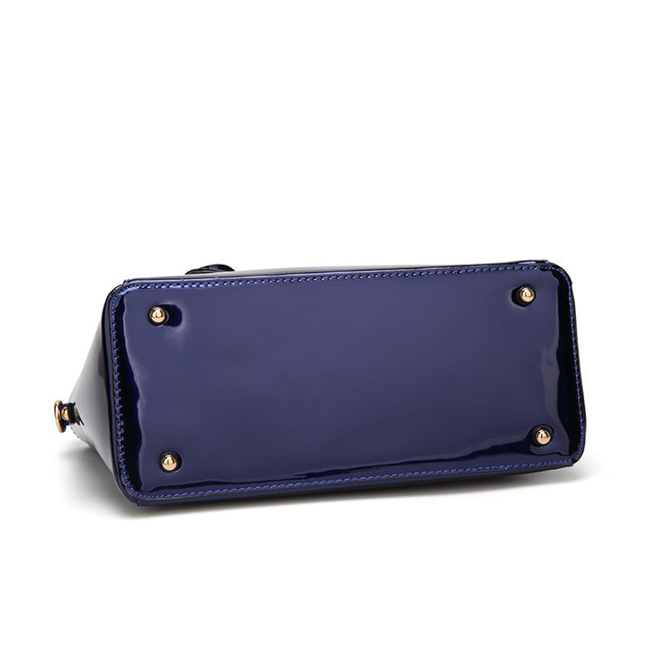 Damen Handtasche mit glänzender Oberfläche und floralem Anhänger Nord Taschen