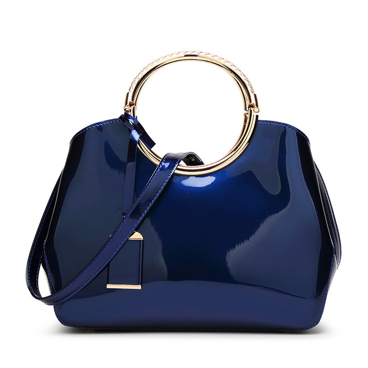 Damen Handtasche mit glänzender Oberfläche und elegantem Kettenhenkel Nord Taschen