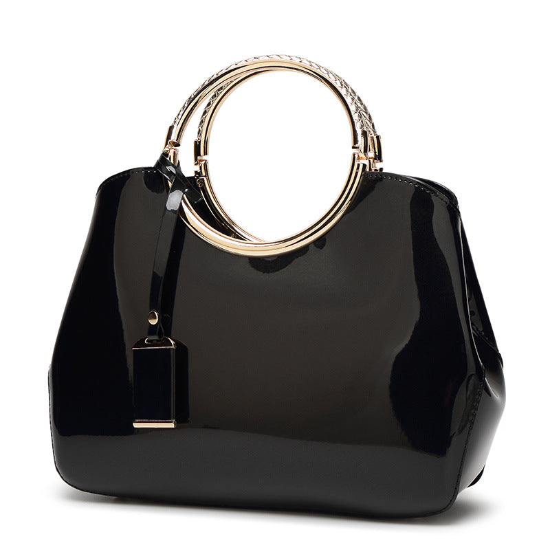 Damen Handtasche mit glänzender Oberfläche und elegantem Kettenhenkel Nord Taschen