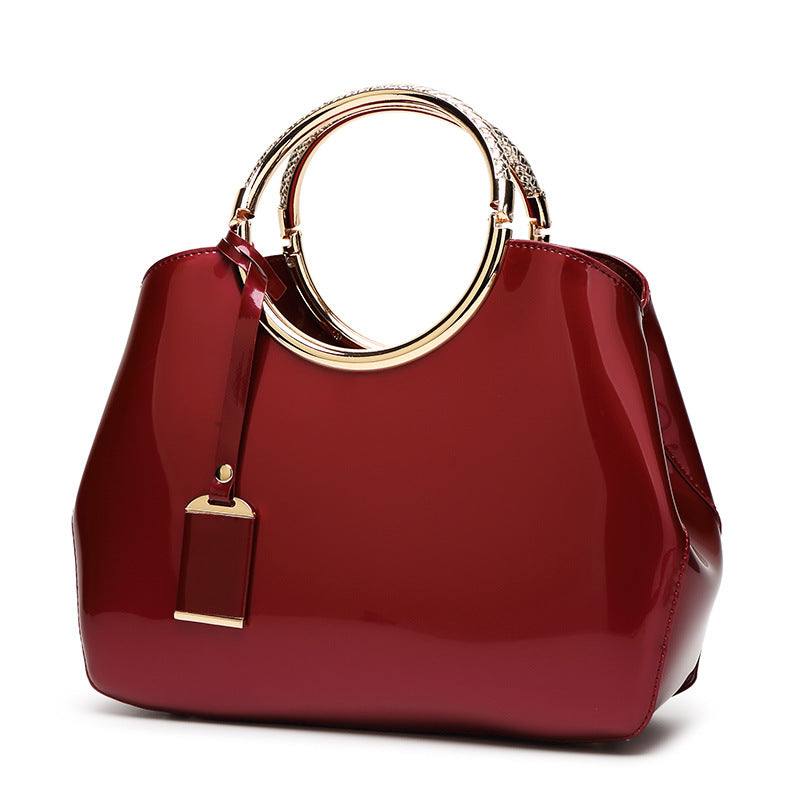 Damen Handtasche mit glänzender Oberfläche und elegantem Kettenhenkel Nord Taschen