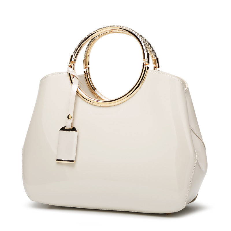 Damen Handtasche mit glänzender Oberfläche und elegantem Kettenhenkel Nord Taschen