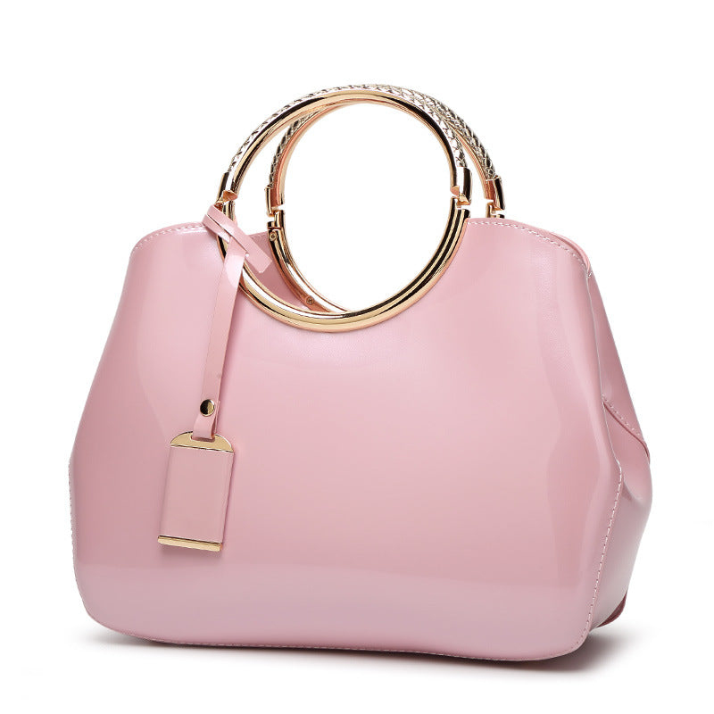 Damen Handtasche mit glänzender Oberfläche und elegantem Kettenhenkel Nord Taschen