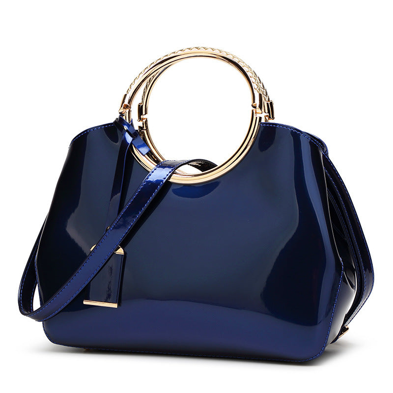 Damen Handtasche mit glänzender Oberfläche und elegantem Kettenhenkel Nord Taschen