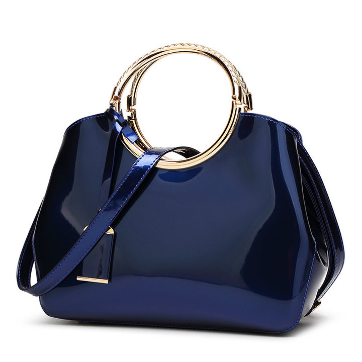 Damen Handtasche mit glänzender Oberfläche und elegantem Kettenhenkel Nord Taschen