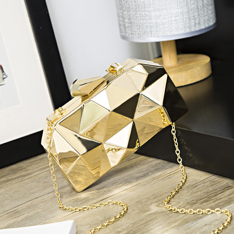 Damen Clutch aus geometrisch facettierter Oberfläche Nord Taschen