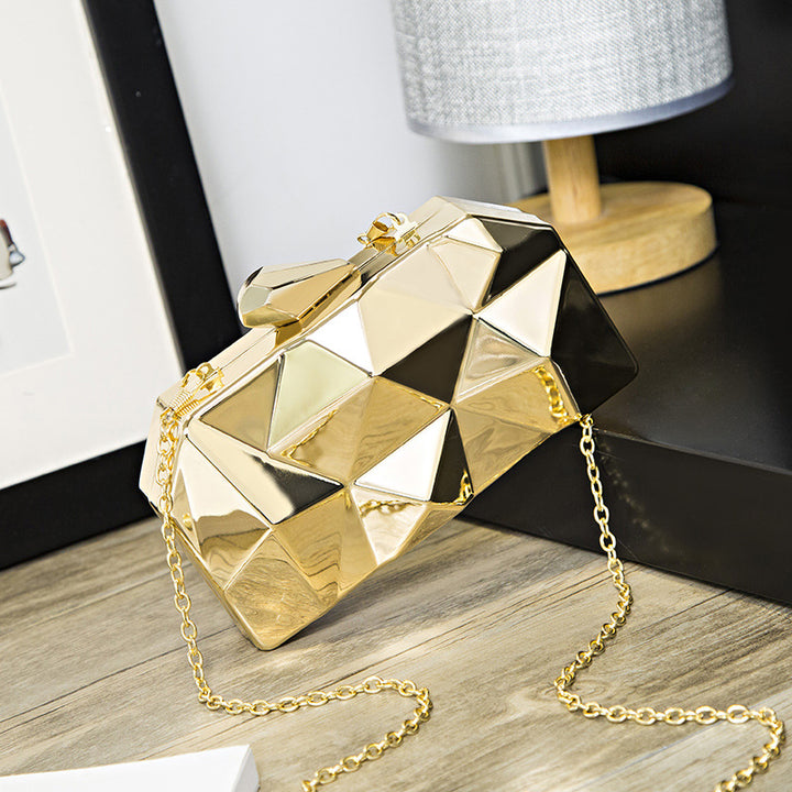 Damen Clutch aus geometrisch facettierter Oberfläche Nord Taschen