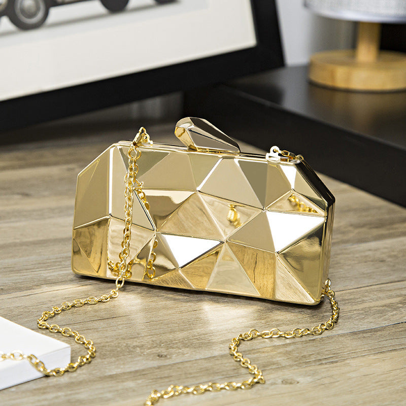 Damen Clutch aus geometrisch facettierter Oberfläche Nord Taschen