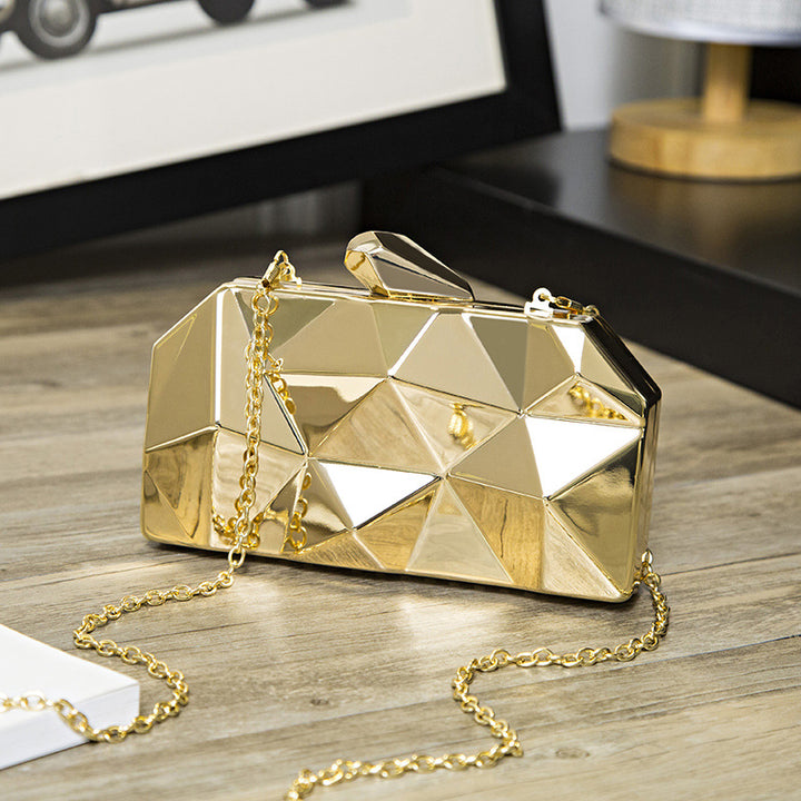 Damen Clutch aus geometrisch facettierter Oberfläche Nord Taschen