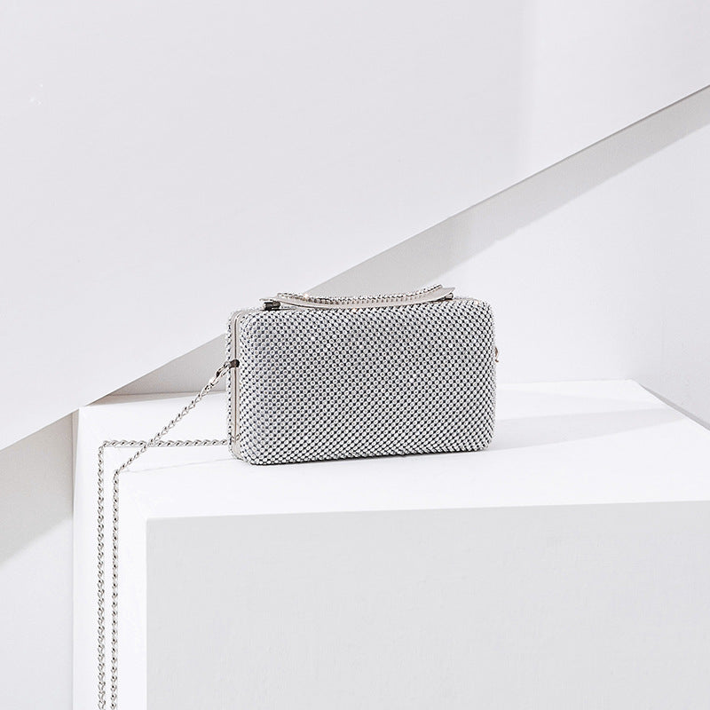 Damen Clutch mit funkelnder Paillettenverzierung und eleganter Kette Nord Taschen