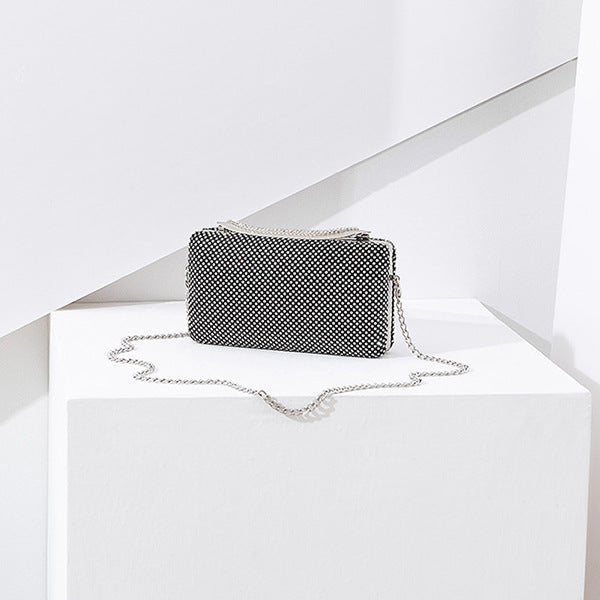 Damen Clutch mit funkelnder Paillettenverzierung und eleganter Kette Nord Taschen