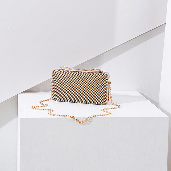 Damen Clutch mit funkelnder Paillettenverzierung und eleganter Kette Nord Taschen