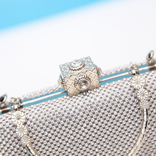 Damen Clutch mit funkelnden Strasssteinen und eleganter Kettenverzierung Nord Taschen