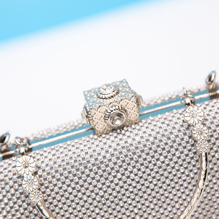 Damen Clutch mit funkelnden Strasssteinen und eleganter Kettenverzierung Nord Taschen