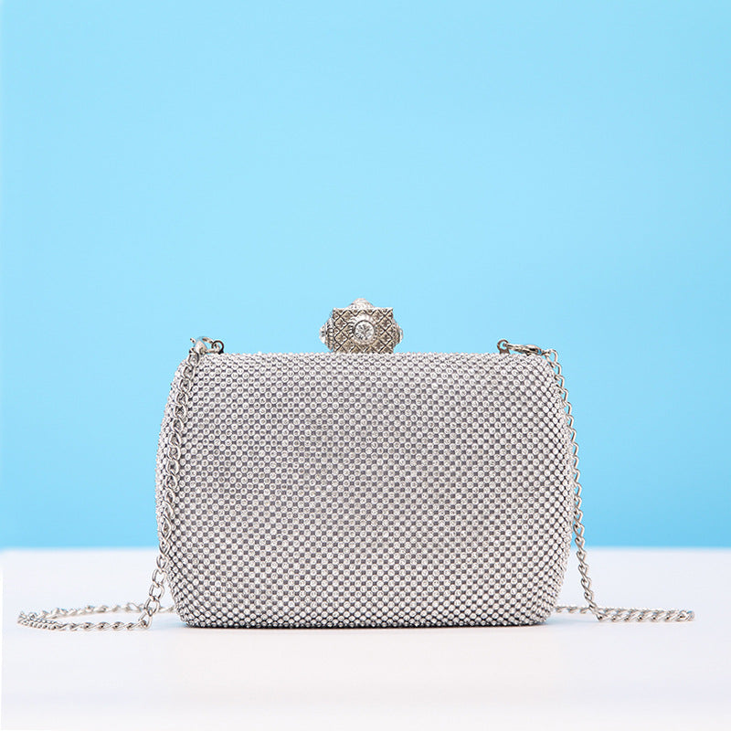 Damen Clutch mit funkelnden Strasssteinen und eleganter Kettenverzierung Nord Taschen