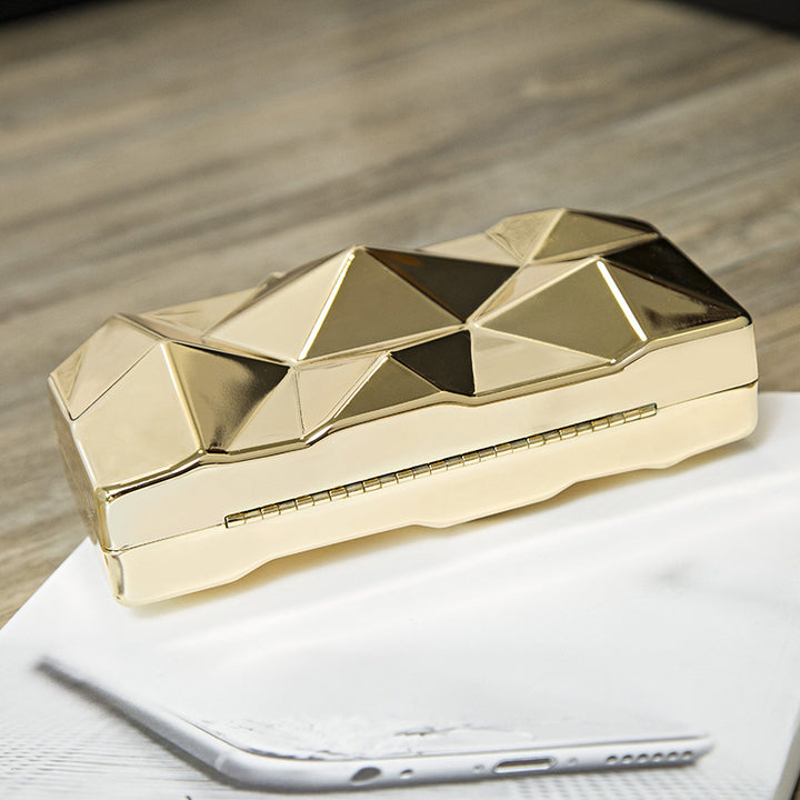 Damen Clutch aus geometrisch facettierter Oberfläche Nord Taschen