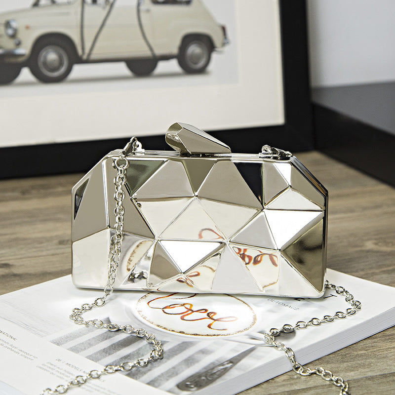 Damen Clutch aus geometrisch facettierter Oberfläche Nord Taschen
