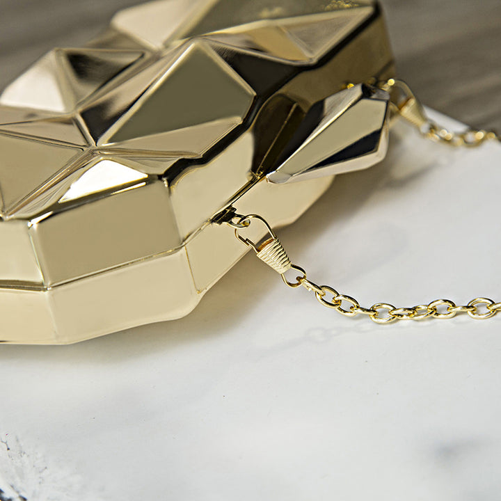 Damen Clutch aus geometrisch facettierter Oberfläche Nord Taschen