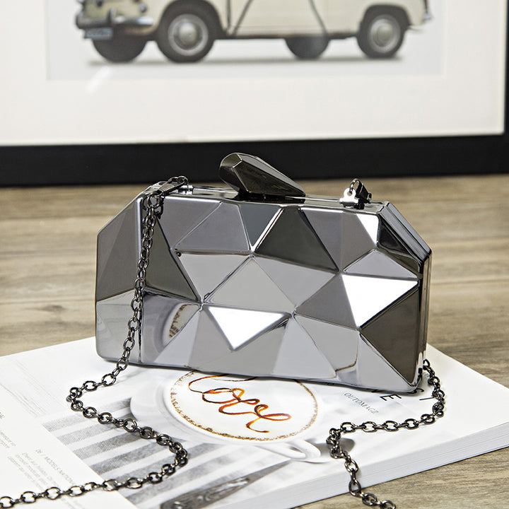 Damen Clutch aus geometrisch facettierter Oberfläche Nord Taschen