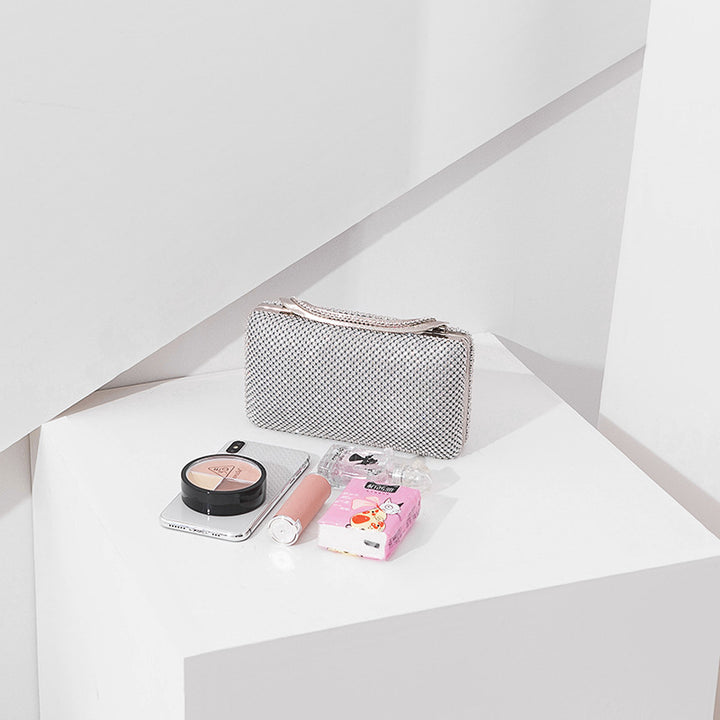 Damen Clutch mit funkelnder Paillettenverzierung und eleganter Kette Nord Taschen