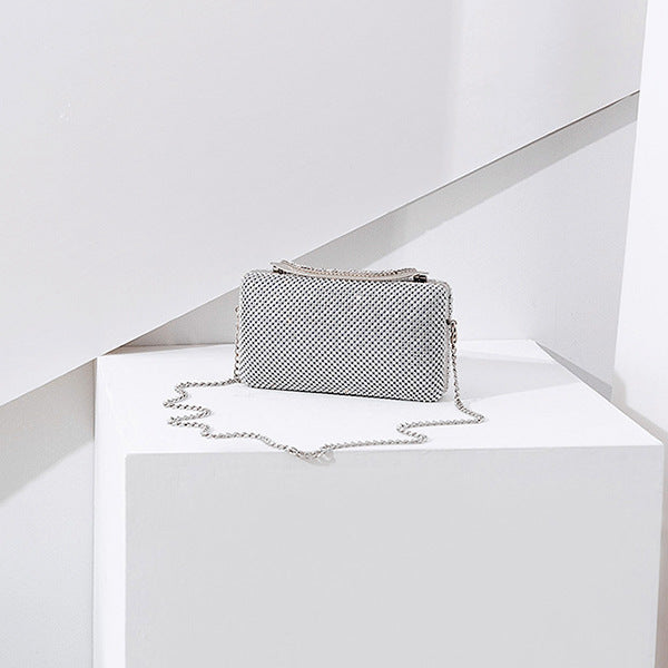 Damen Clutch mit funkelnder Paillettenverzierung und eleganter Kette Nord Taschen