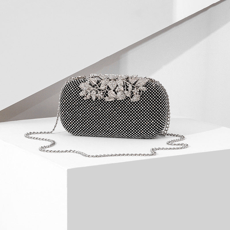 Damen Clutch mit funkelndem Strassdesign und floralem Akzent Nord Taschen