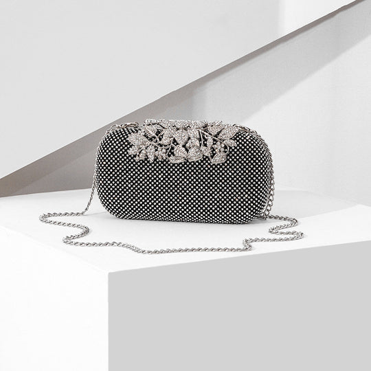 Damen Clutch mit funkelndem Strassdesign und floralem Akzent Nord Taschen