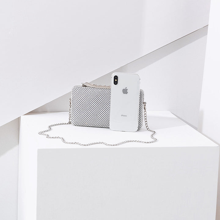 Damen Clutch mit funkelnder Paillettenverzierung und eleganter Kette Nord Taschen
