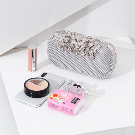 Damen Clutch mit funkelndem Strassdesign und floralem Akzent Nord Taschen