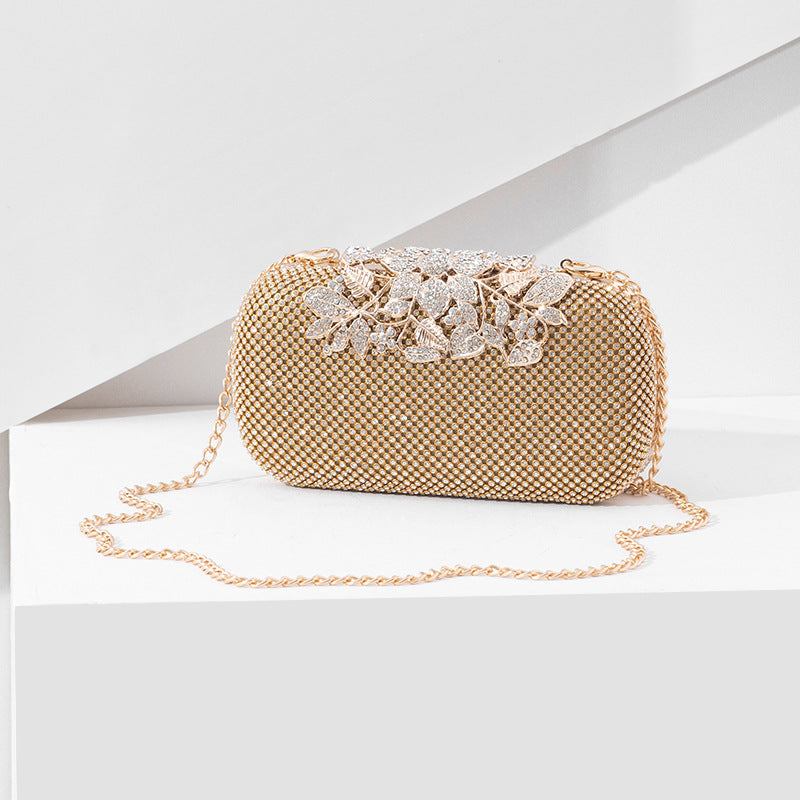 Damen Clutch mit funkelndem Strassdesign und floralem Akzent Nord Taschen