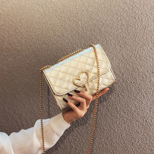 Damen Clutch mit Herzen-Detail und eleganter Kettenapplikation Nord Taschen