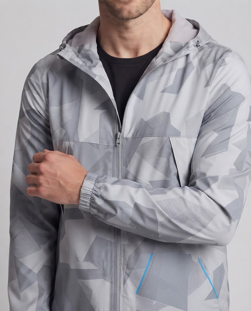 Herren Atmungsaktive Windbreaker‑Kapuzenjacke mit urbanem Grafik‑Muster und verschweißten Reißverschlusstaschen Nord Taschen