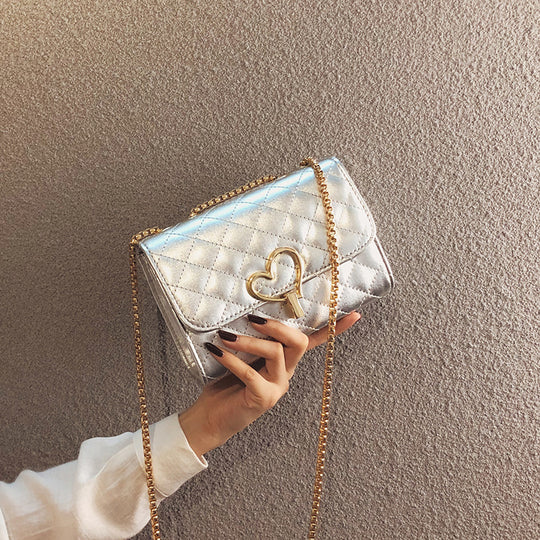 Damen Clutch mit Herzen-Detail und eleganter Kettenapplikation Nord Taschen