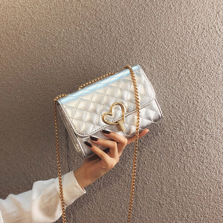 Damen Clutch mit Herzen-Detail und eleganter Kettenapplikation Nord Taschen