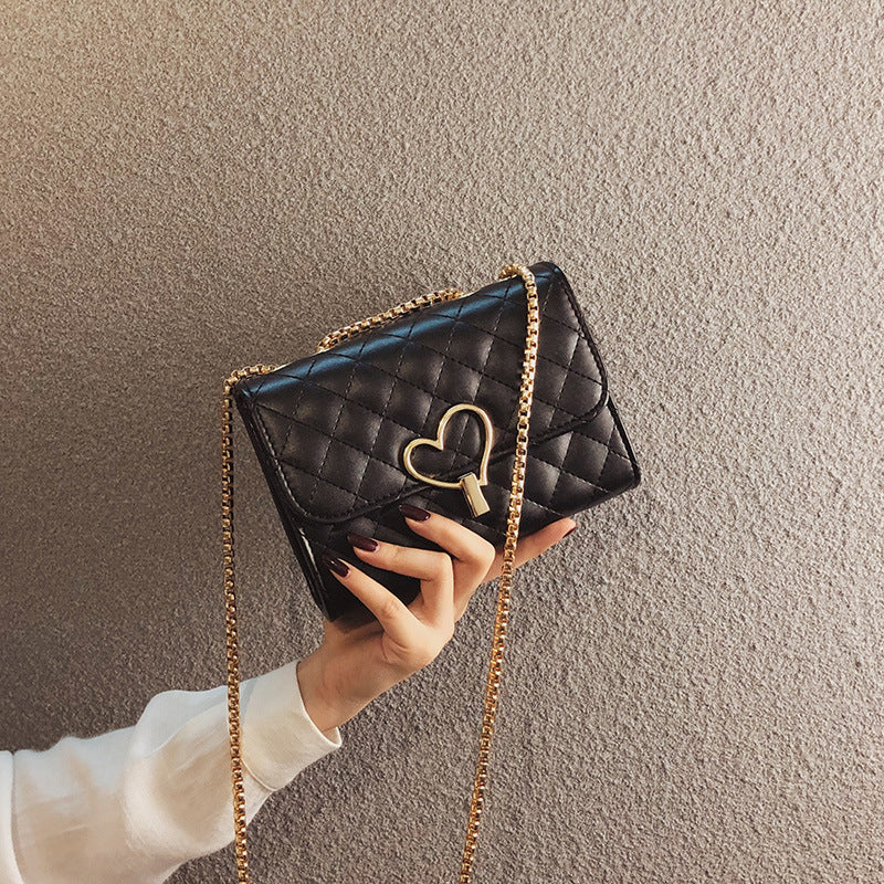 Damen Clutch mit Herzen-Detail und eleganter Kettenapplikation Nord Taschen
