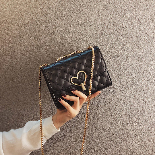Damen Clutch mit Herzen-Detail und eleganter Kettenapplikation Nord Taschen