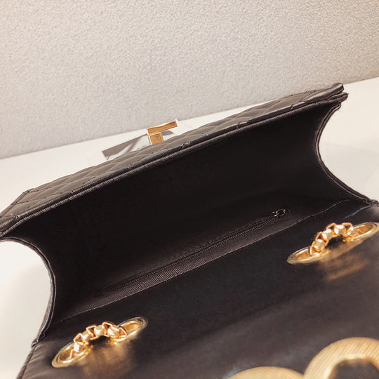 Damen Clutch mit Herzen-Detail und eleganter Kettenapplikation Nord Taschen