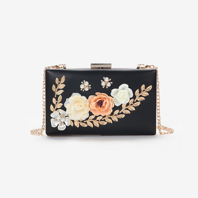 Damen Clutch-Tasche mit Blumenapplikationen und eleganten Details Nord Taschen