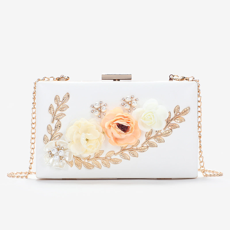 Damen Clutch-Tasche mit Blumenapplikationen und eleganten Details Nord Taschen