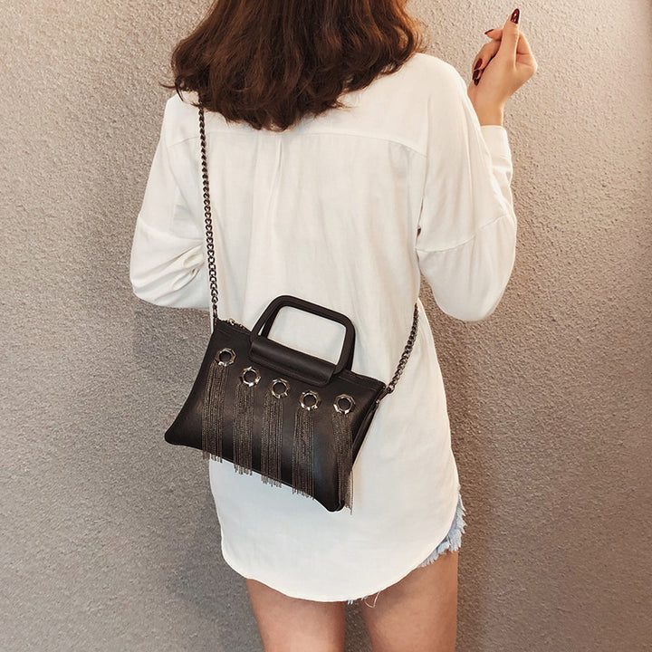 Damen modische Clutch-Tasche mit auffälligen Fransen und eleganten Akzenten Nord Taschen