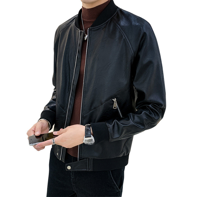 Herren Slim-Fit Kunstleder-Bomberjacke mit asymmetrischer Nahtführung, diagonalem Reißverschlusstaschen-Detail und Rippabschluss Nord Taschen