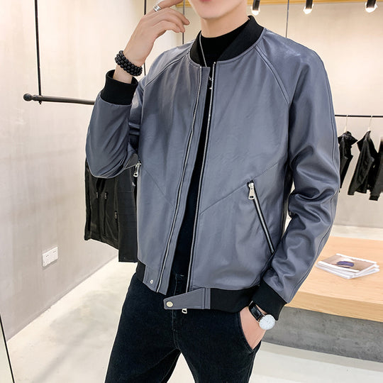 Herren Slim-Fit Kunstleder-Bomberjacke mit asymmetrischer Nahtführung, diagonalem Reißverschlusstaschen-Detail und Rippabschluss Nord Taschen